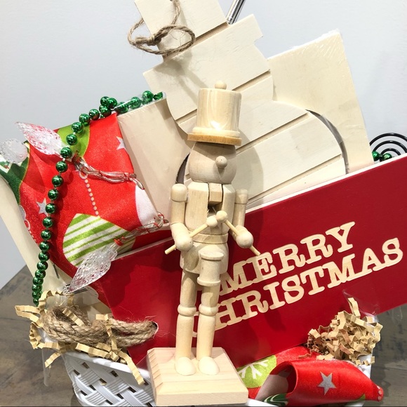 Small Festive Hand-curated Basket, pre-wrapped in cellophane - Picture 4 of 10